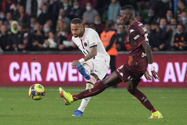 拉塞尔44分字母哥三双 湖人险胜雄鹿重回第九