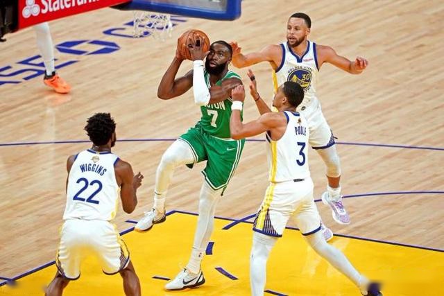 钟鼓和鸣逐绿茵 百面崇阳铜鼓奏响“楚超”咸宁主场